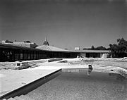 Pool view of John Gillins house, designed by Frank Lloyd Wright.jpg