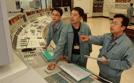 秦山核电二期工程２号机组正式投入商业运行