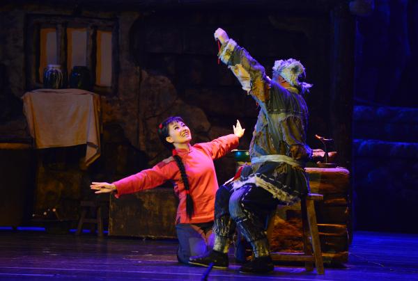 中国第一部新歌剧《白毛女》在延安演出