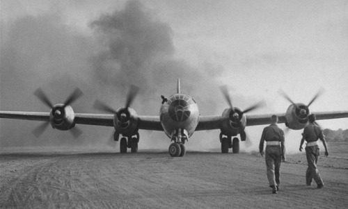 美国B-29机群从成都起飞轰炸日本
