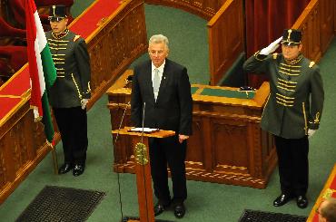 匈牙利国会主席施米特当选新总统