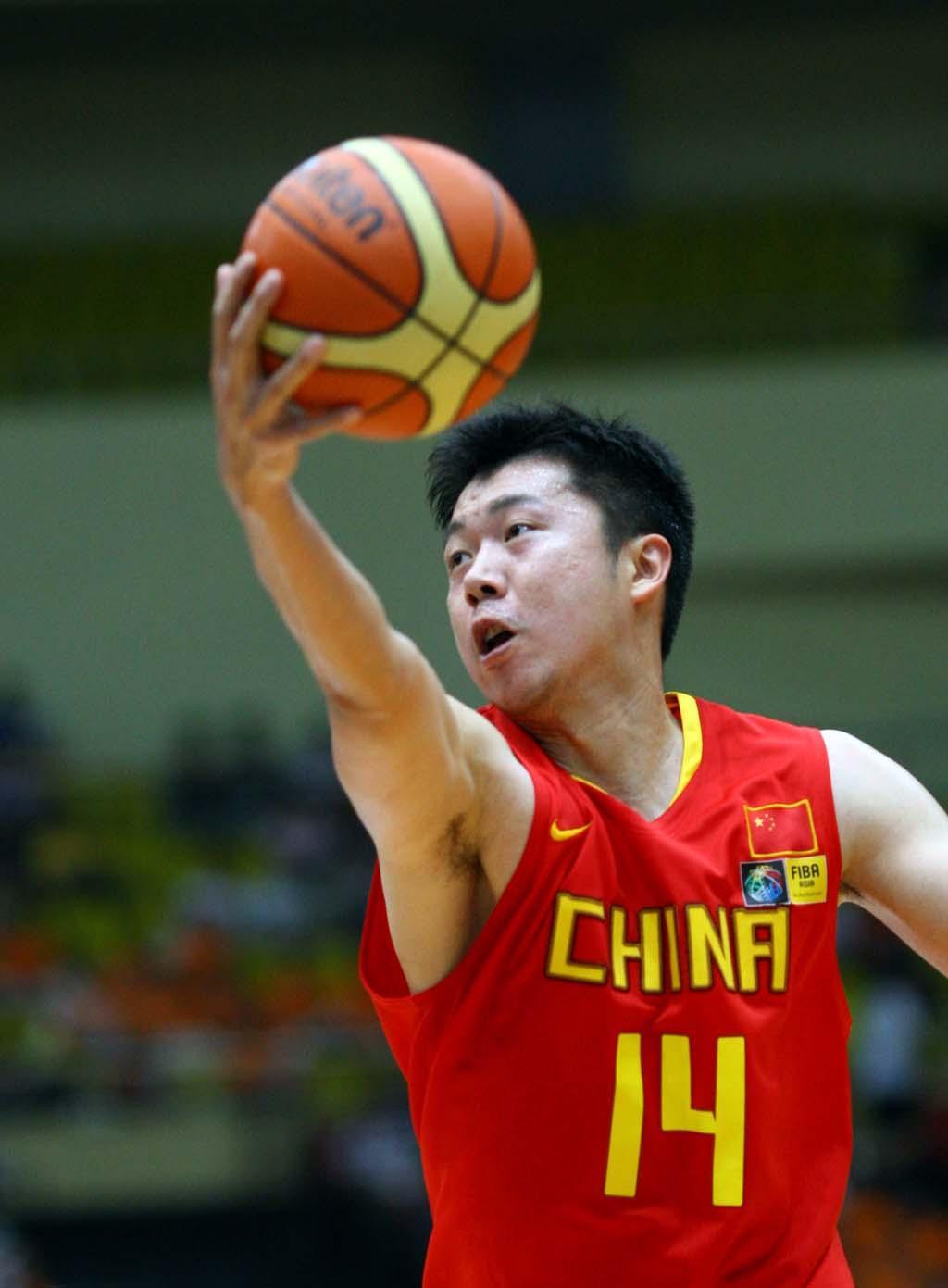 第一位进入NBA的中国篮球员王治郅出生